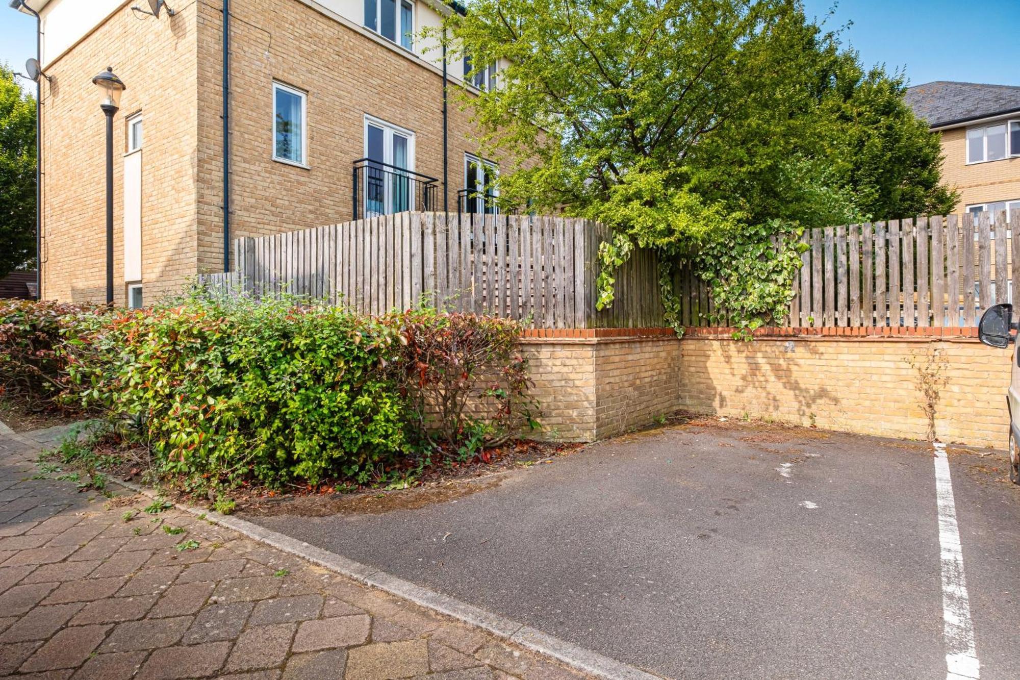 Modern & Comfortable 4 Bed House Apartment Milton Keynes Bagian luar foto